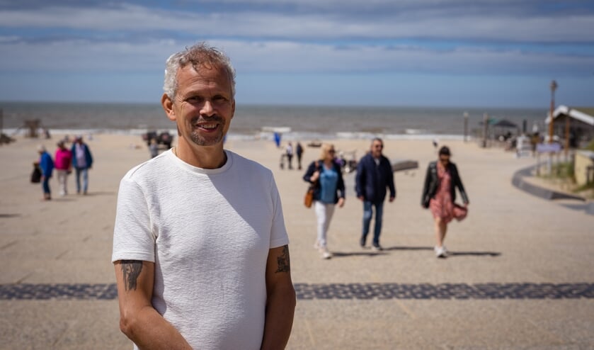 Ton Frissen op het evenementenplein waar 8 en 9 juli Haringrock zal plaatsvinden