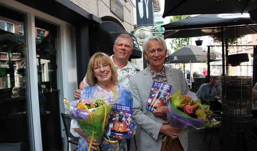 <p>Leo Weijers geflankeerd door Getty Kaspers en Arnold Mühren, beiden met boek. </p>