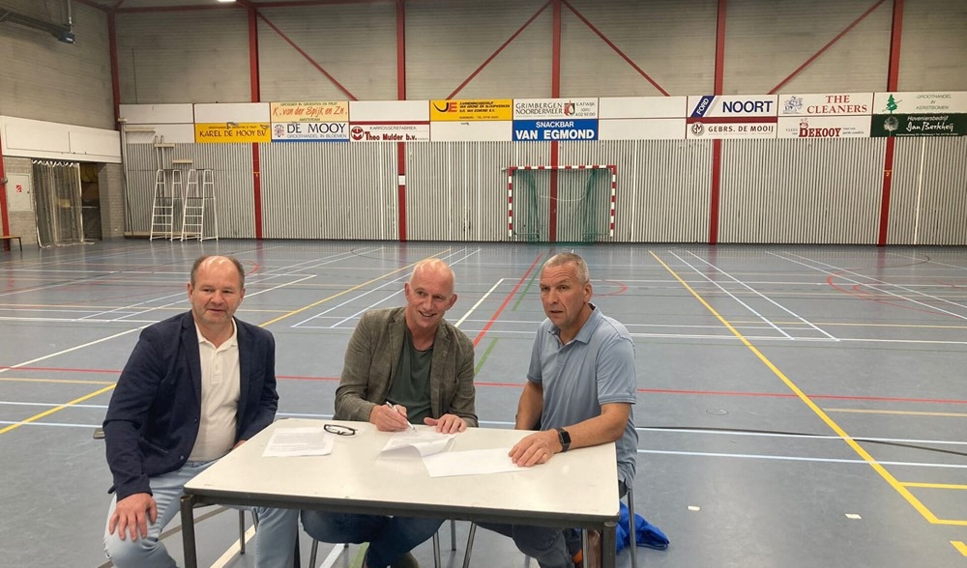 V.l.n.r.: Arjan Verbeek (bestuurslid Stichting Sporthal), Ad Hendriksen (voorzitter Stichting Sporthal Middelmors) en Wilfred Blankert (voorzitter korfbalvereniging Madjoe) ondertekenen de overeenkomst.