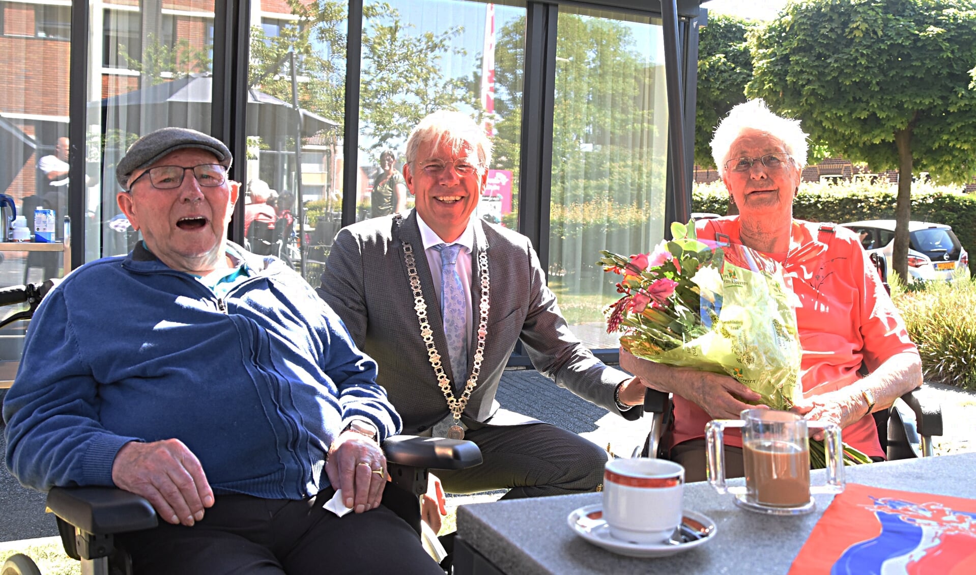 Burgemeester Visser op bezoek bij Pieter en Nel van Iterson. | Foto: PvK.