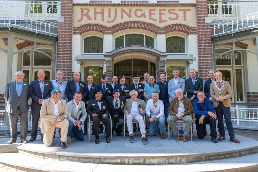 <p>Alle veteranen op het bordes bij de gebruikelijke groepsfoto. | Foto Wil van Elk</p>