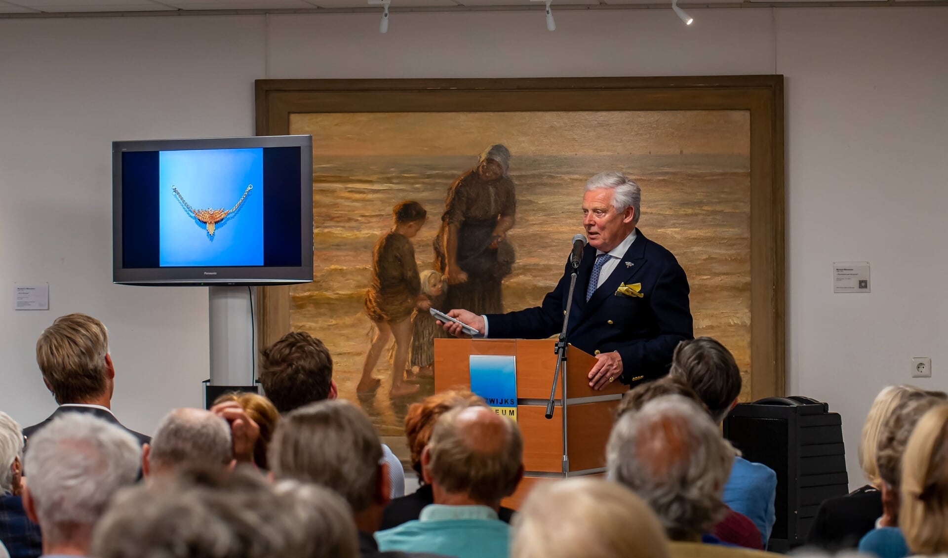 Juwelenexpert Martijn Akkerman gaf een presentatie ter opening van de tentoonstelling. | Foto: Maarten van Rijn