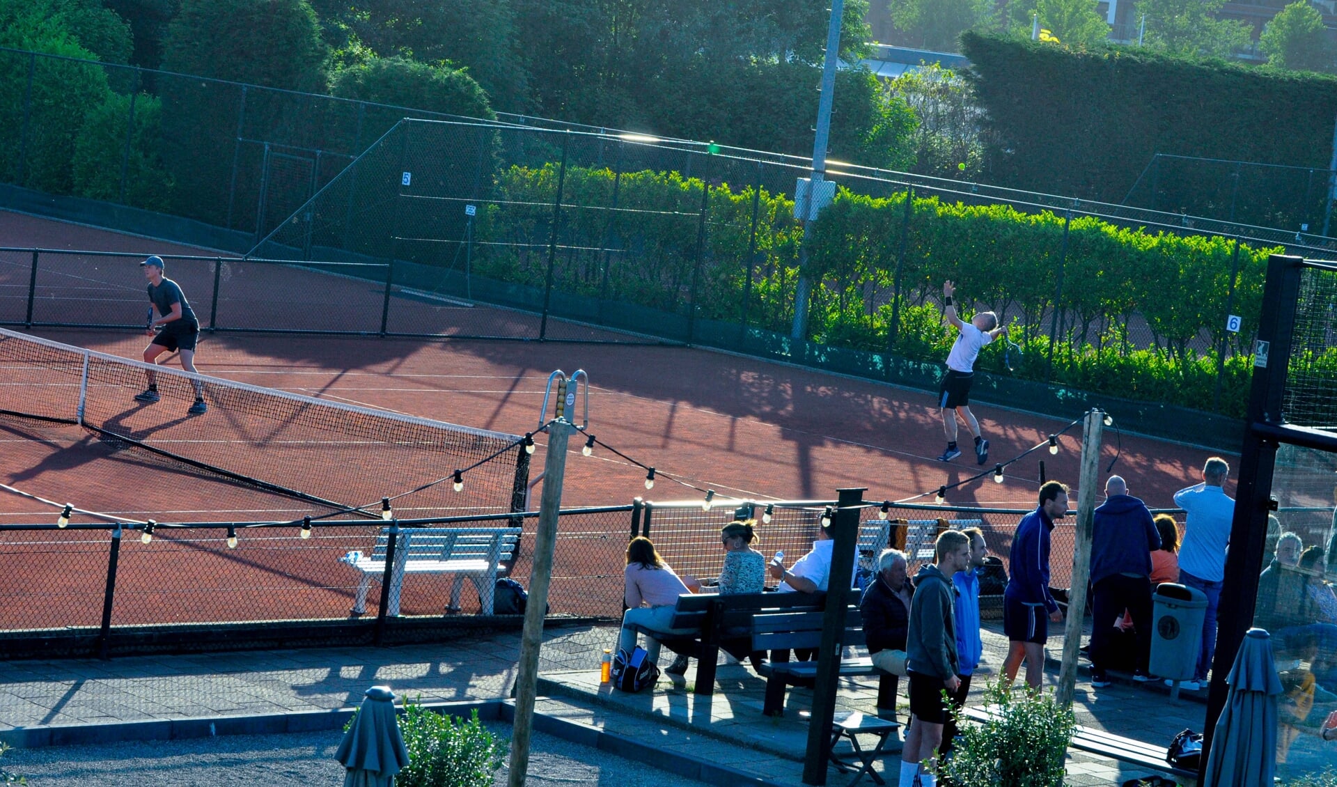 Rondom het tennistoernooi bij KLTV is het culinair en muzikaal genieten geblazen.