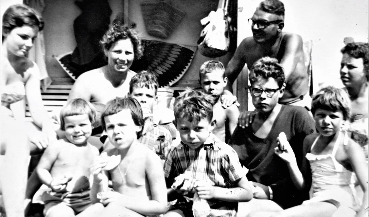 Het gezin Raeven op het strand, zo’n 65 jaar geleden. | Foto: pr