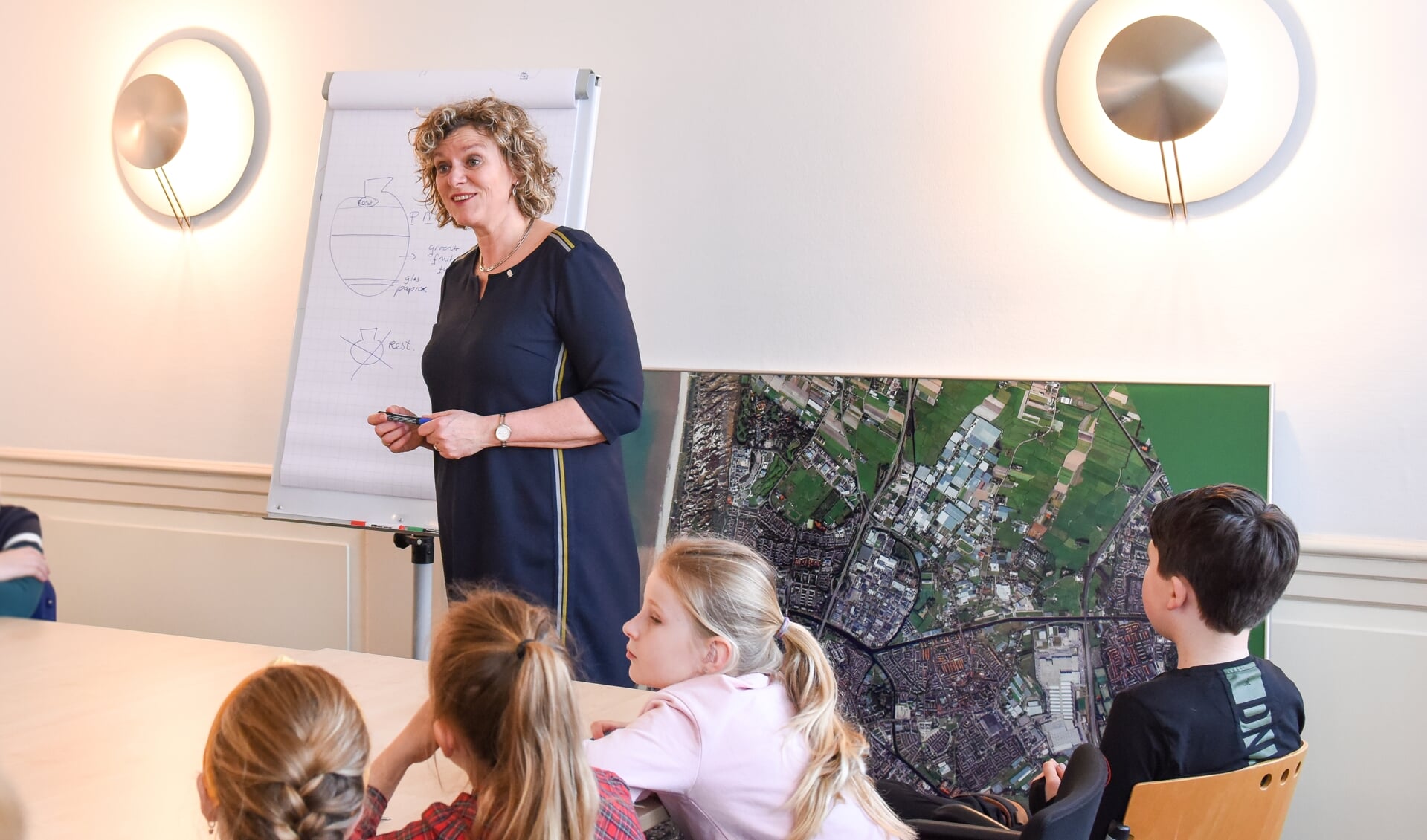 Kinderen van het milieupanel van de Emmaschool op bezoek bij Corien van Starkenburg. | Foto: Rokki Fotografie