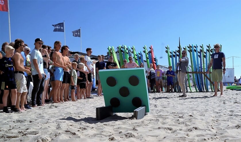 Wethouder Knape verrichtte met pijl en boog de openingshandeling van Surfschool Katwijk. | Foto: pr