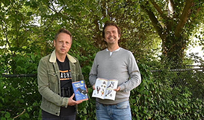 Arnold Meijer (l) en Marc Guyt zijn trots op hun boek. | Foto: Piet van Kampen  