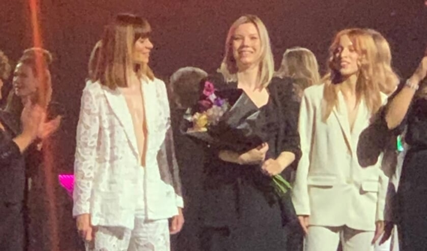 <p>Linda van Dam in de bloemen.</p>