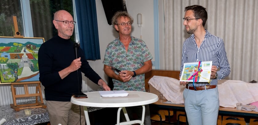 <p>Wethouder Ashley North van Leiden ontving het eerste exemplaar van de jubileumkalender.</p>