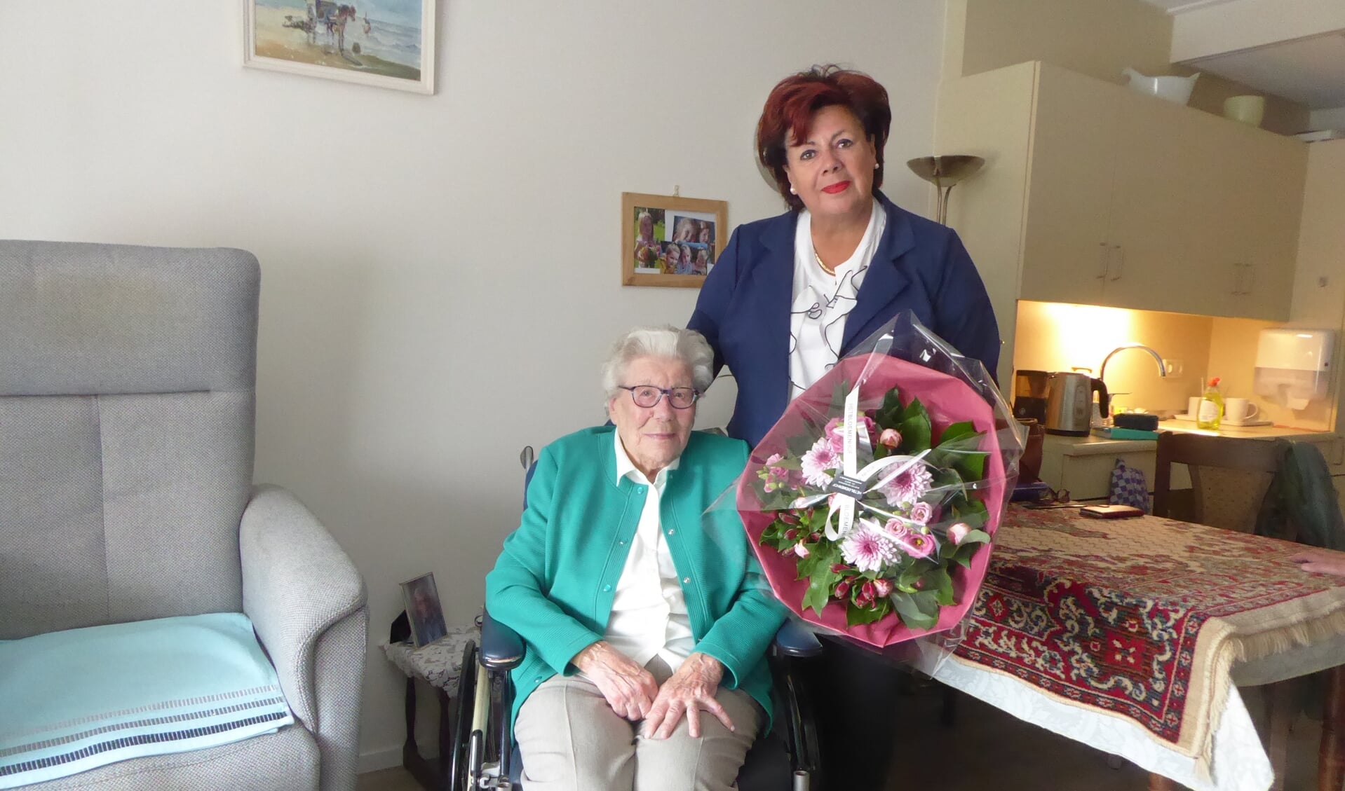 Op haar 100e verjaardag kwam de burgemeester 'digitaal langs'; nu was er een echte felicitatie. | Foto: Ina Verblaauw.