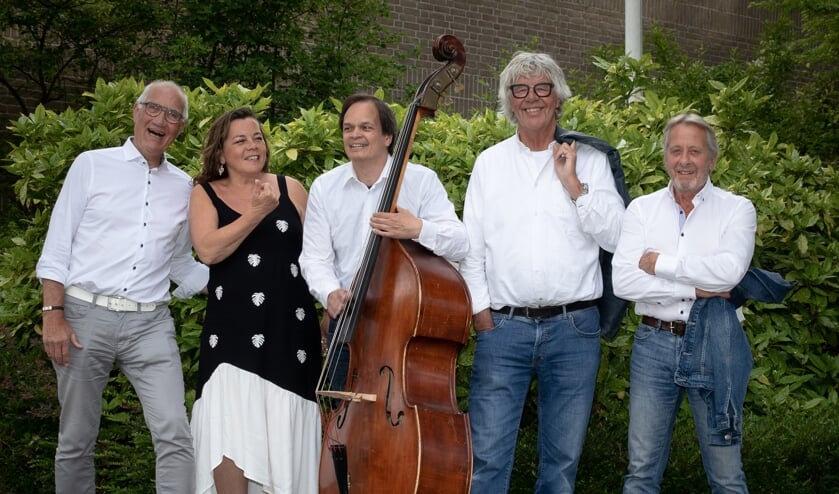 Sheyla wordt begeleid door Peter de Gelder vibrafoon, Marcel Peters bas, Rob Boxhoorn gitaar en Dick Verbeek drums. | Foto: Joop Verdonk.