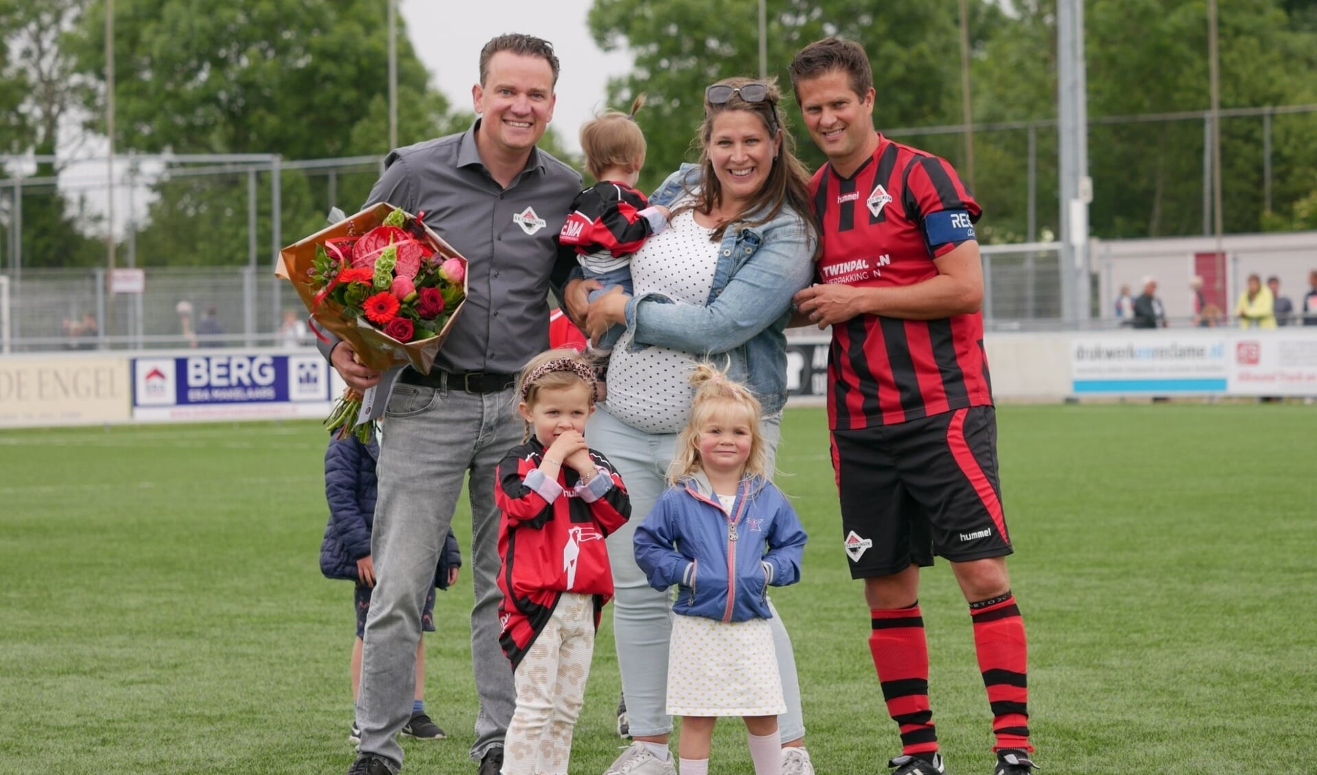 Captain Mark van der Vlugt werd gehuldigd voor zijn 400ste optreden in Teylingen 1. | Foto: Peer Compeer 