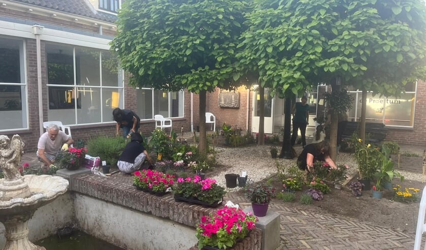 De gasten van het Heerenhuys hard aan het werk in de tuin. | Foto: pr  