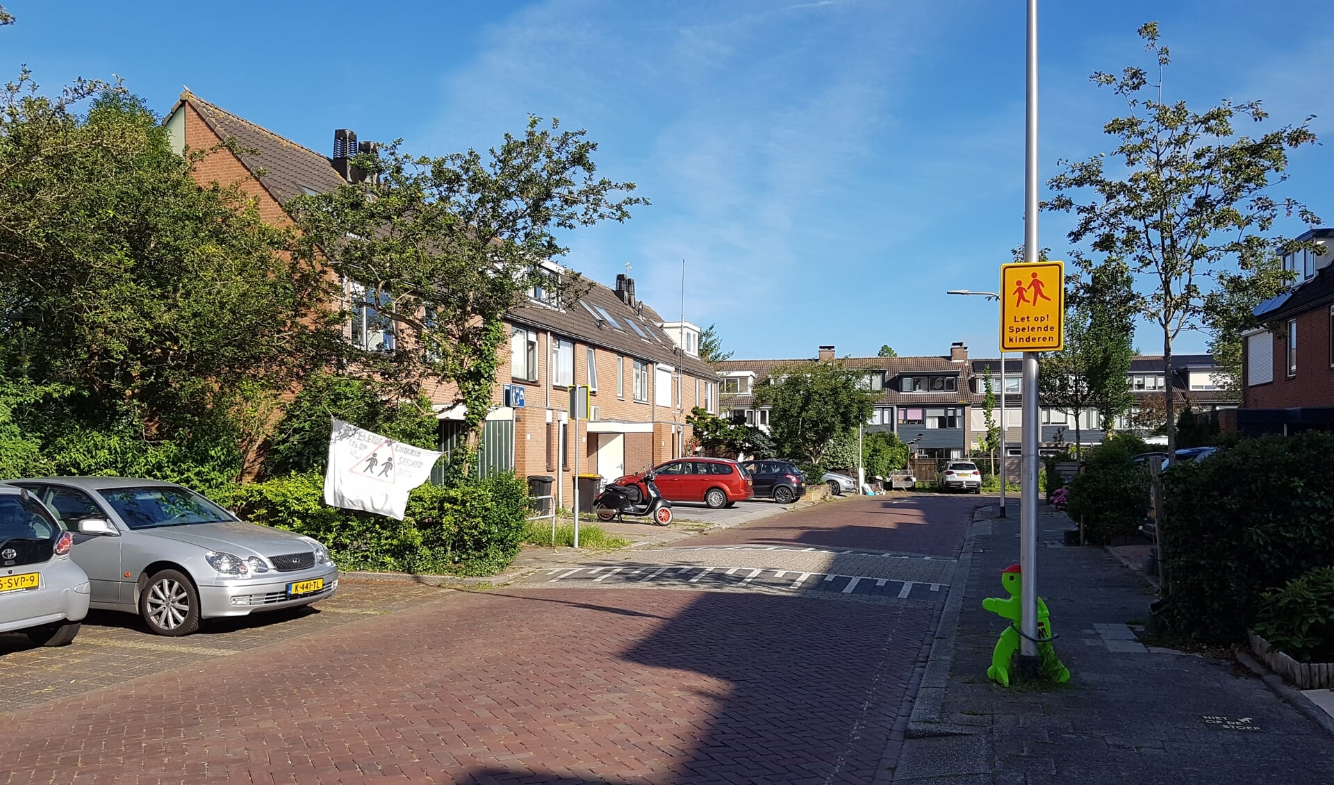 De bewoners van de Kwekersweg hebben ook een spandoek gemaakt om automobilisten te vragen zachter te rijden. | Foto: MV