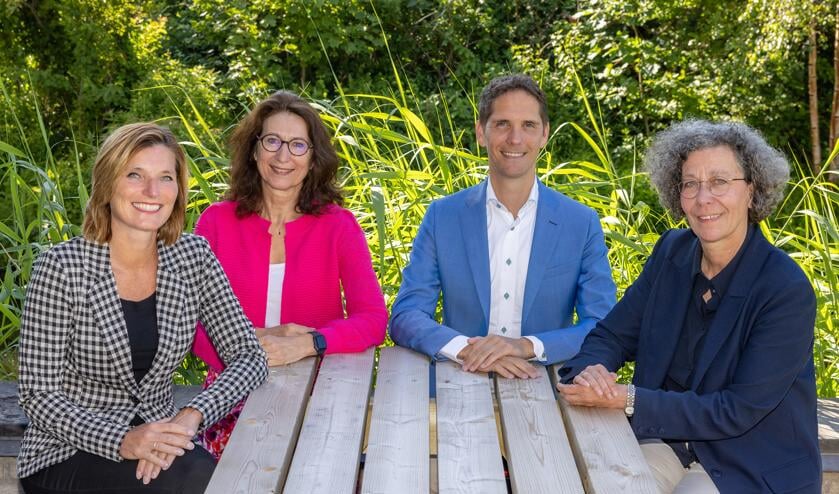 De betrokken wethouders: (vlnr) Jolanda Langeveld (Lisse), Karin Hoekstra (Hillegom), Roberto ter Hark (Noordwijk), Marlies Volten (Teylingen). Foto: Sven vd Vlugt.