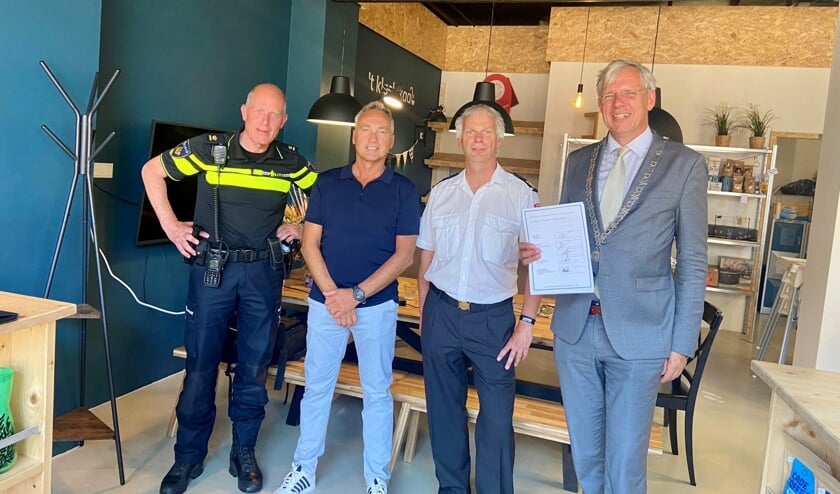 Op de foto staan: Peter Koot, teamchef politie, Nico Haasnoot, winkeliersvereniging Zeezijde, Peter Kompeer van brandweer Hollands Midden en burgemeester Cornelis Visser. | Foto: pr
