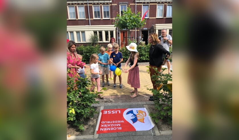 <p>De onthulling van de buurtprijs werd gedaan door een vlag van een tegel weg te trekken. </p>