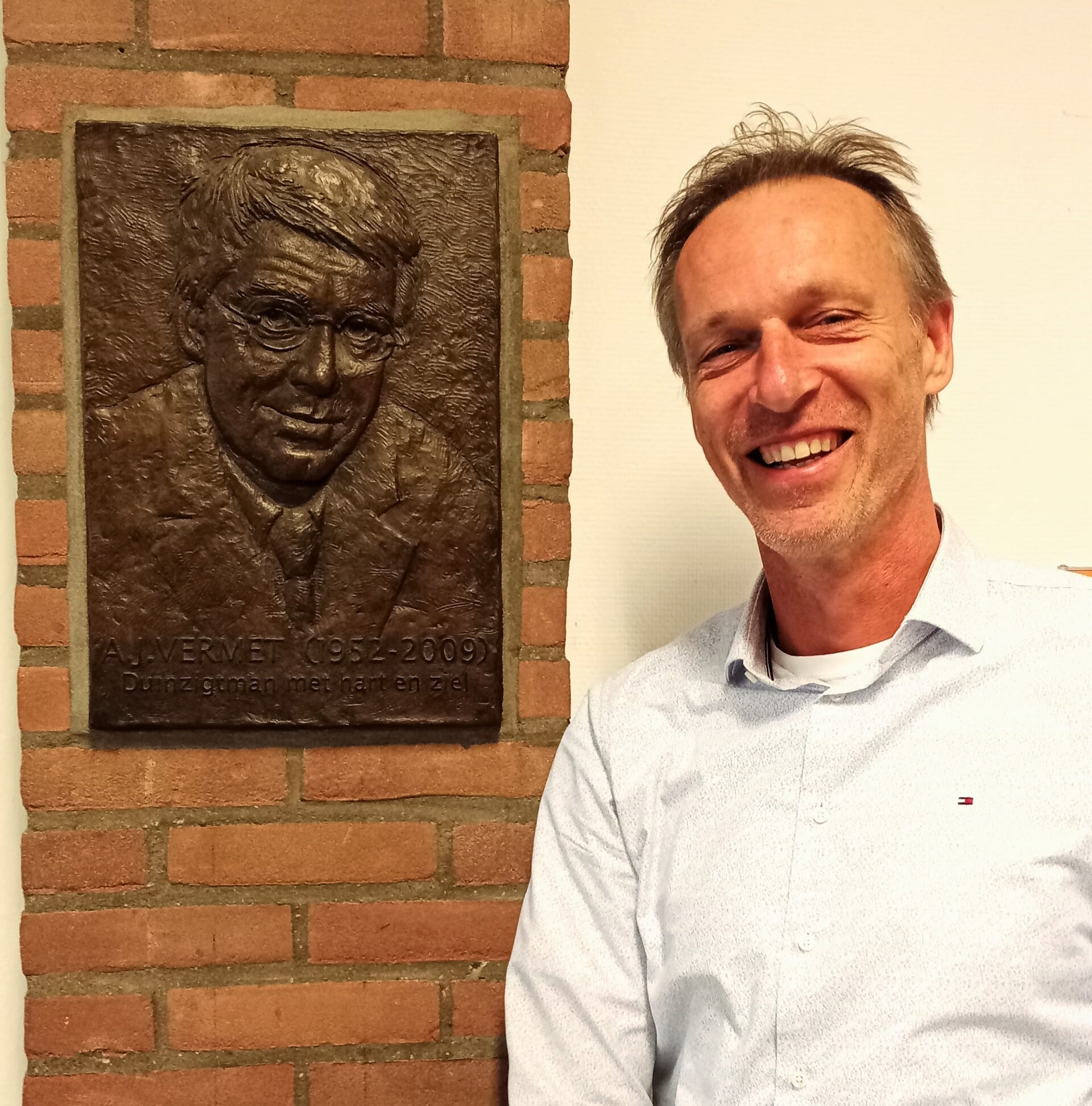 Frank de Haan bij de gedenkplaat van Anton Vermet. | 