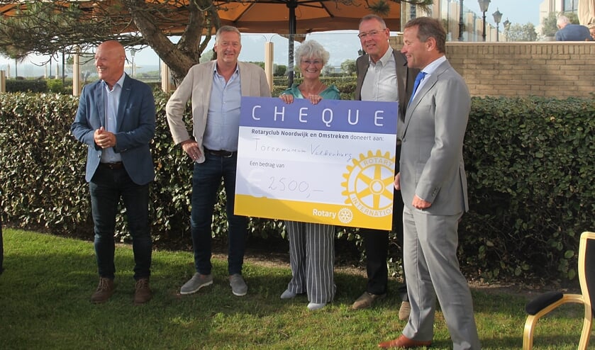 Nelly Smits van Vereniging Oud Valkenburg nam dankbaar de cheque in ontvangst. | Foto: pr