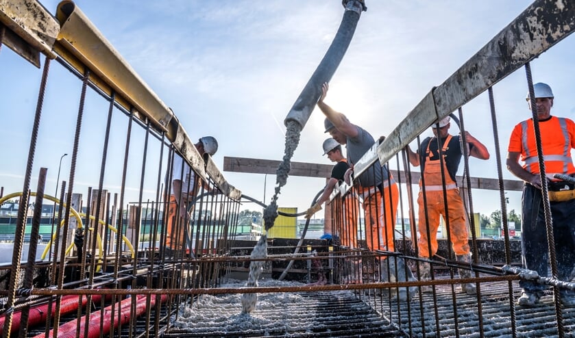 Een slordige 3,6 miljoen kilo beton vormt het nieuwe dek van de aansluiting Valkenburg-Oost. | Foto: Fred Leeflang  