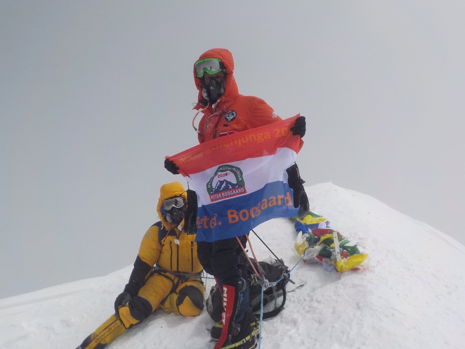 Peter bereikt de top van de Kangchenjunga.