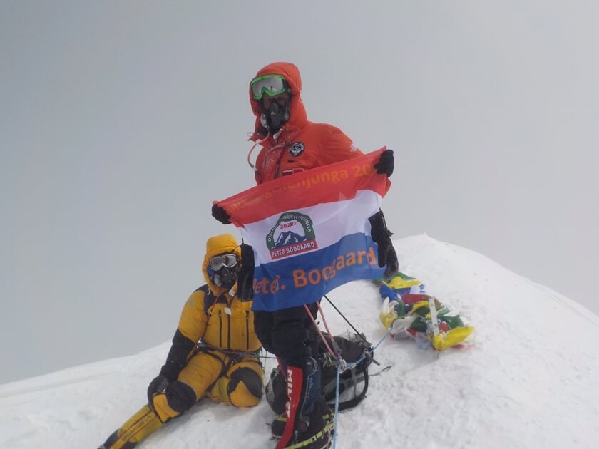 <p>Peter bereikt de top van de Kangchenjunga.</p>  