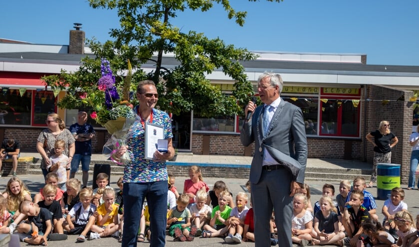 <p>Adjunct-directeur R. Dobbinga van de Julianaschool neemt trots de erepenning van de gemeente Katwijk in ontvangst.&nbsp;</p>  
