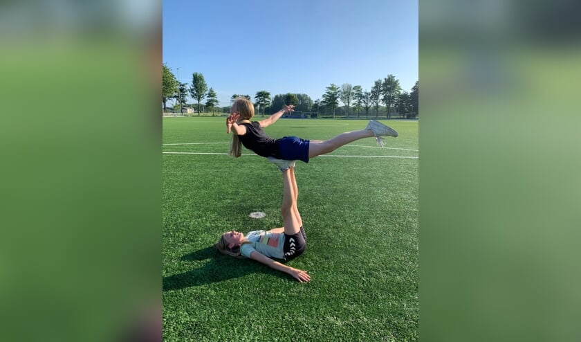 Wat je hier ziet, is een zogeheten vliegtuigje. Tijdens het FIT 50 Festival willen ze er zoveel mogelijk tegelijkertijd doen!