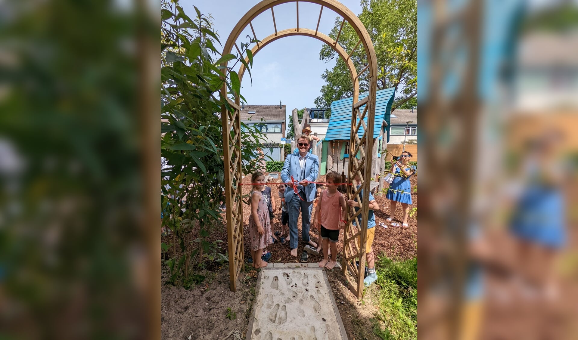 Bob Vastenhoed opent op blote voeten het Blotevoetenpad. | Foto: PR 