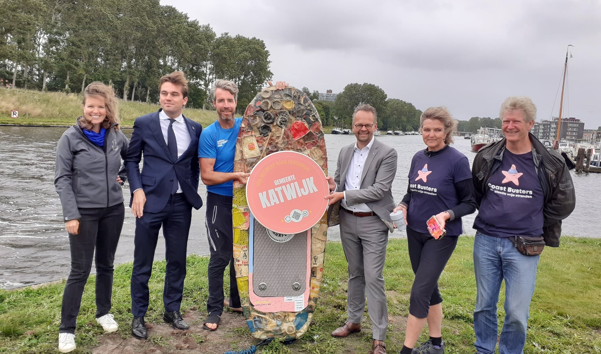 Merijn Tinga bij de Bubble Barrier. Geflankeerd door Anne Marieke Eveleens (Great Bubble Barrier), hoogheemraad Bas Knapp, wethouder Knape en de Coastbusters.