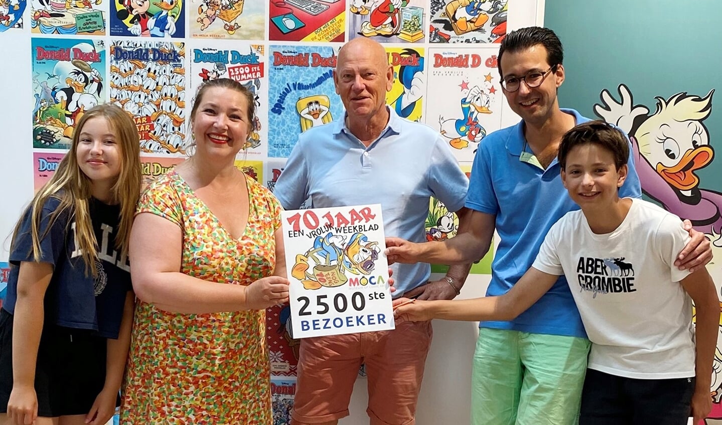 Een trotse John Asselbergs (MoCA) temidden van Féline, Marjolijn, Geert en Thijs de Rijk feliciteert de 2500ste bezoeker voor de Donald Duck tentoonstelling.