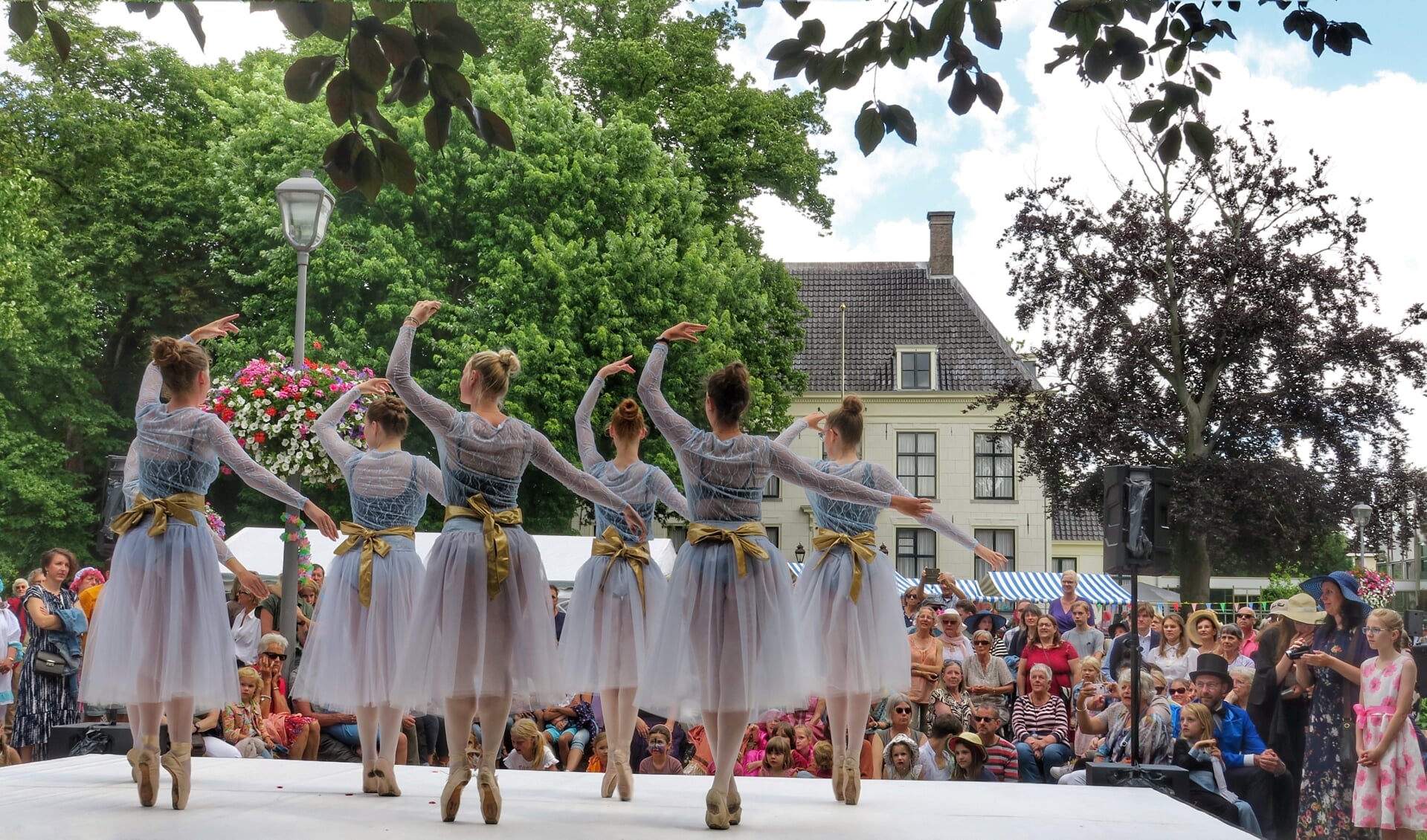 Ook de uitvoering van de ballerina's van Balletschool Martha de Rijk kon rekenen op veel toeschouwers. | Foto: Tony Whelan.