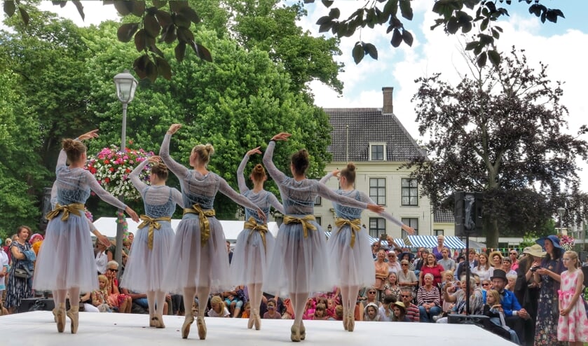 Ook de uitvoering van de ballerina&#39;s van Balletschool Martha de Rijk kon rekenen op veel toeschouwers. | Foto: Tony Whelan.  