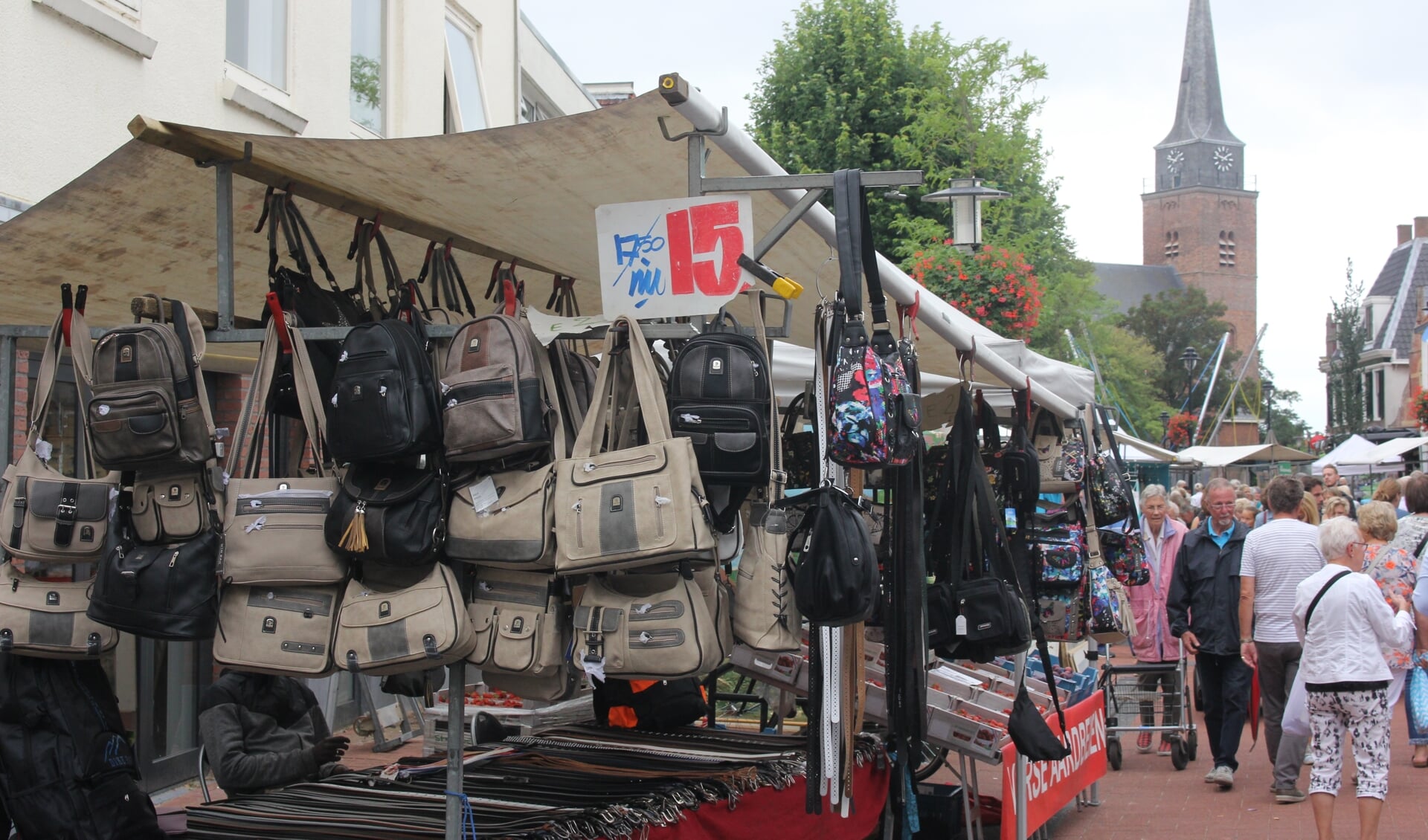 Niet alleen tassen, kleding en sieraden, maar ook verenigingen presenteren zich op de jaarmarkt. | Foto: archief.