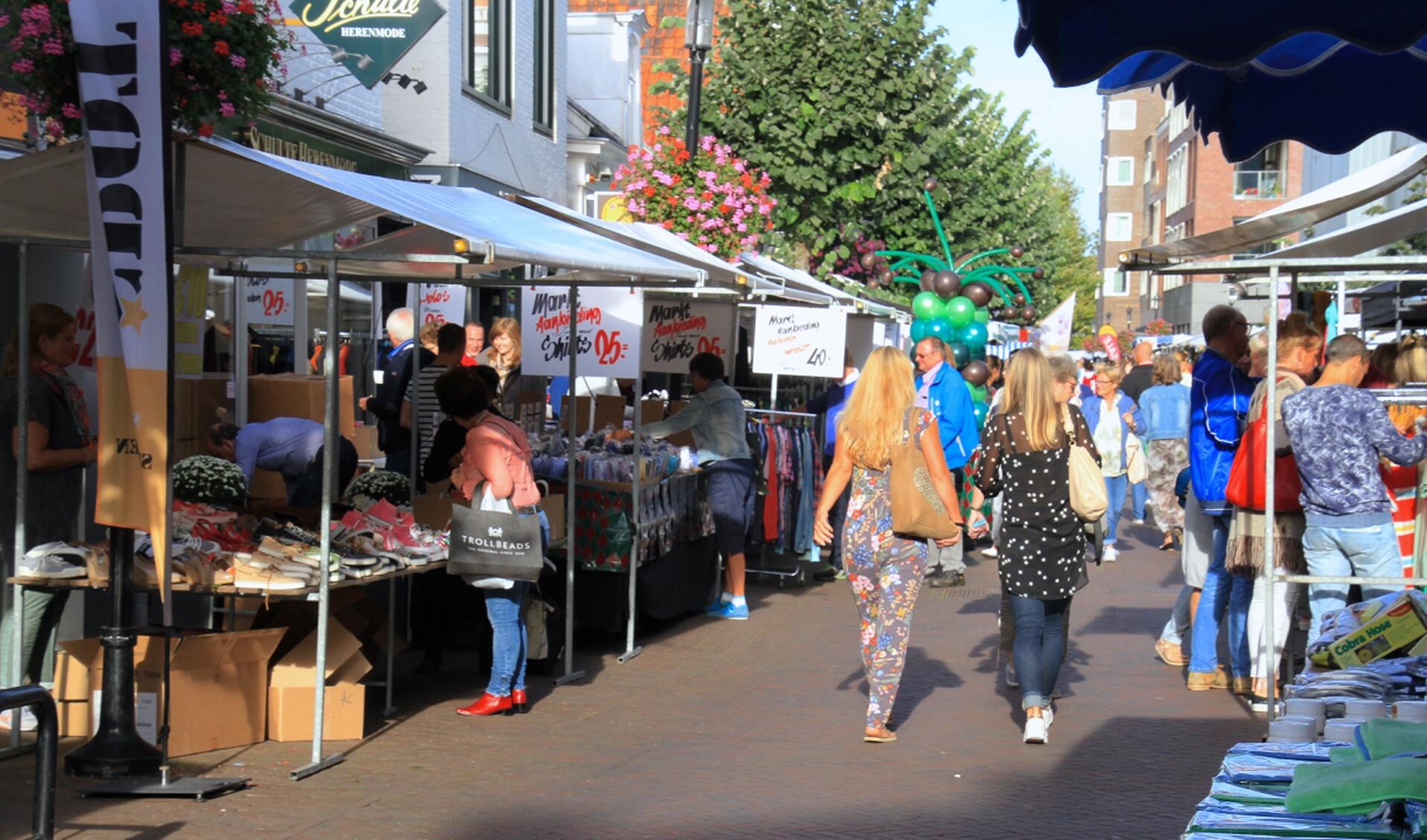 Lekker struinen tijdens de Midzomermarkt in het centrum van Lisse.