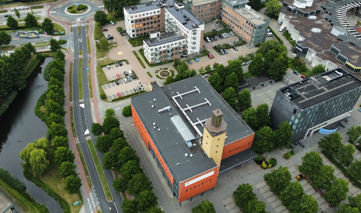 De Levensstroomherk met rechts ernaast het voormalige gebouw van de politie en bovenaan appartementengebouw De Entree. Links naast het water ligt het Alrijne Ziekenhuis | Foto: WH