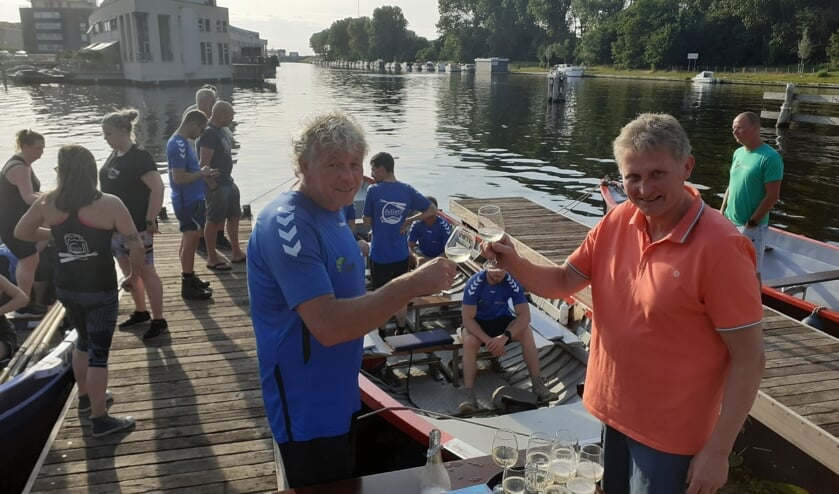De voorzitters Arie Kuijt en Jan Hoek heffen het glas op de samenwerking. | Foto: CdM  