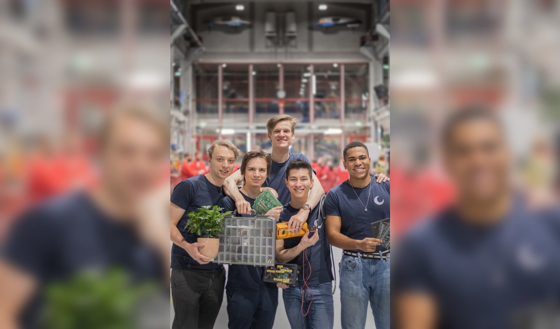 Hessel (links) met leden van het electronics-team. | Foto: TU Delft