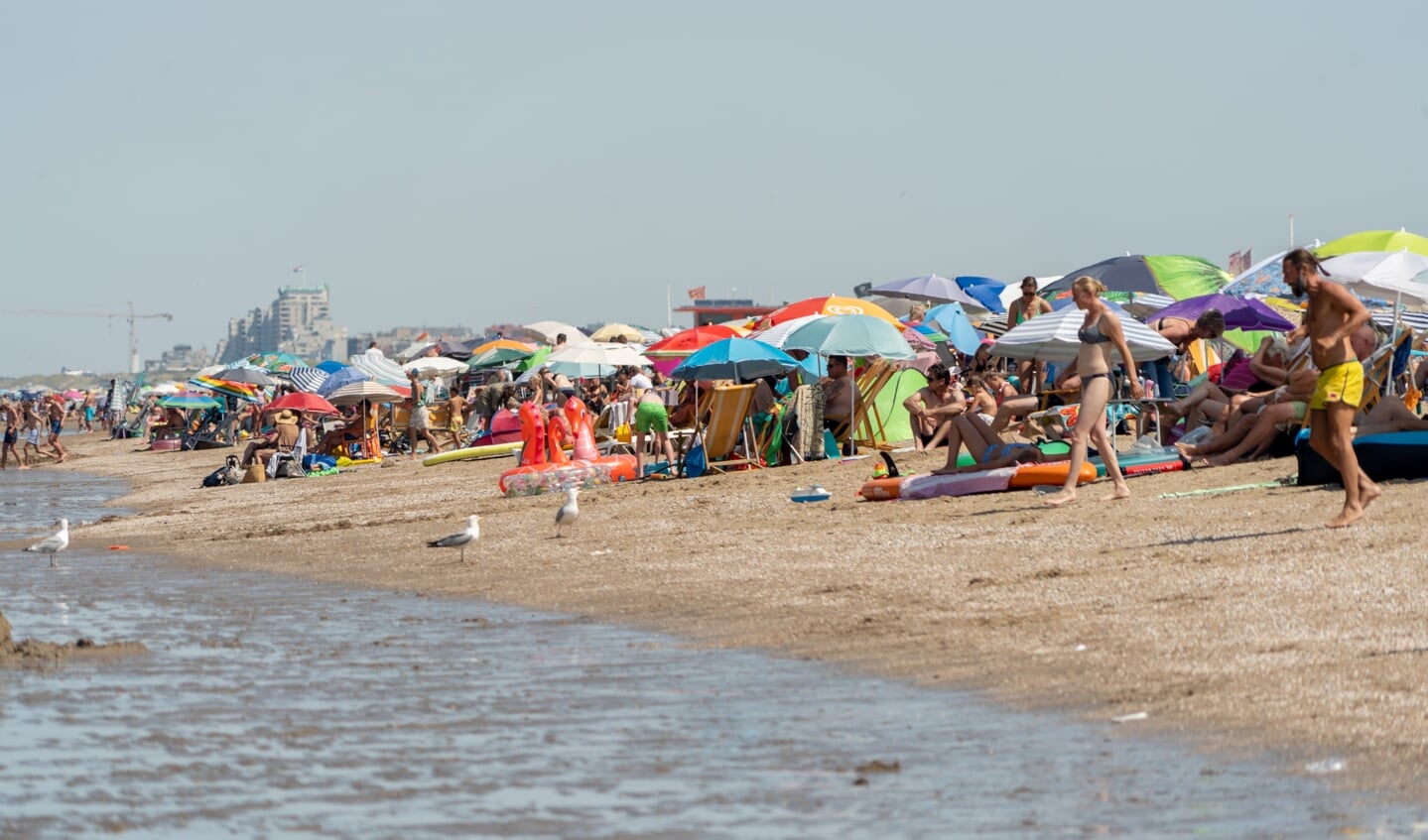 Bij de 38 graden in juli, was het alleen met een parasol uit te houden op het strand.