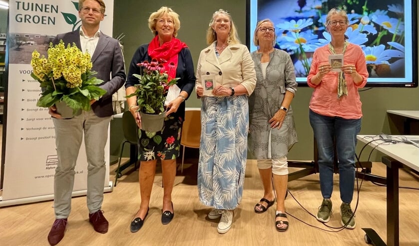 Voorzitter Laila Driessen van Groene Cirkel Bijenlandschap (2e van links) reikte de prijzen uit.  