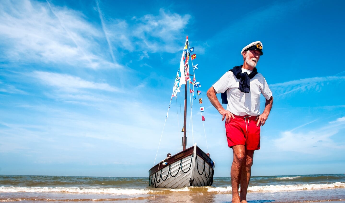 De stilte op zee met het gebrom van de motor op de achtergrond en Jo als kapitein.|