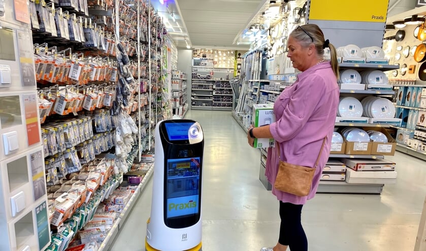 De robot bij de Praxis aan de Keyerswey 34 brengt haar klanten op verzoek naar het gewenste product. | Foto en tekst: Caroline Spaans.  