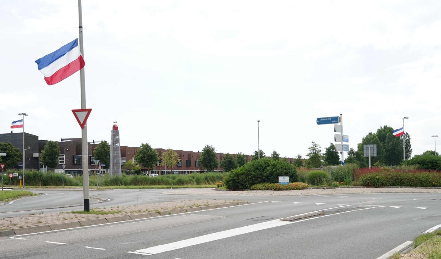 Omgekeerde vlaggen bij de koeienrotonde in de Oude Spoorbaan in Leiderdorp.