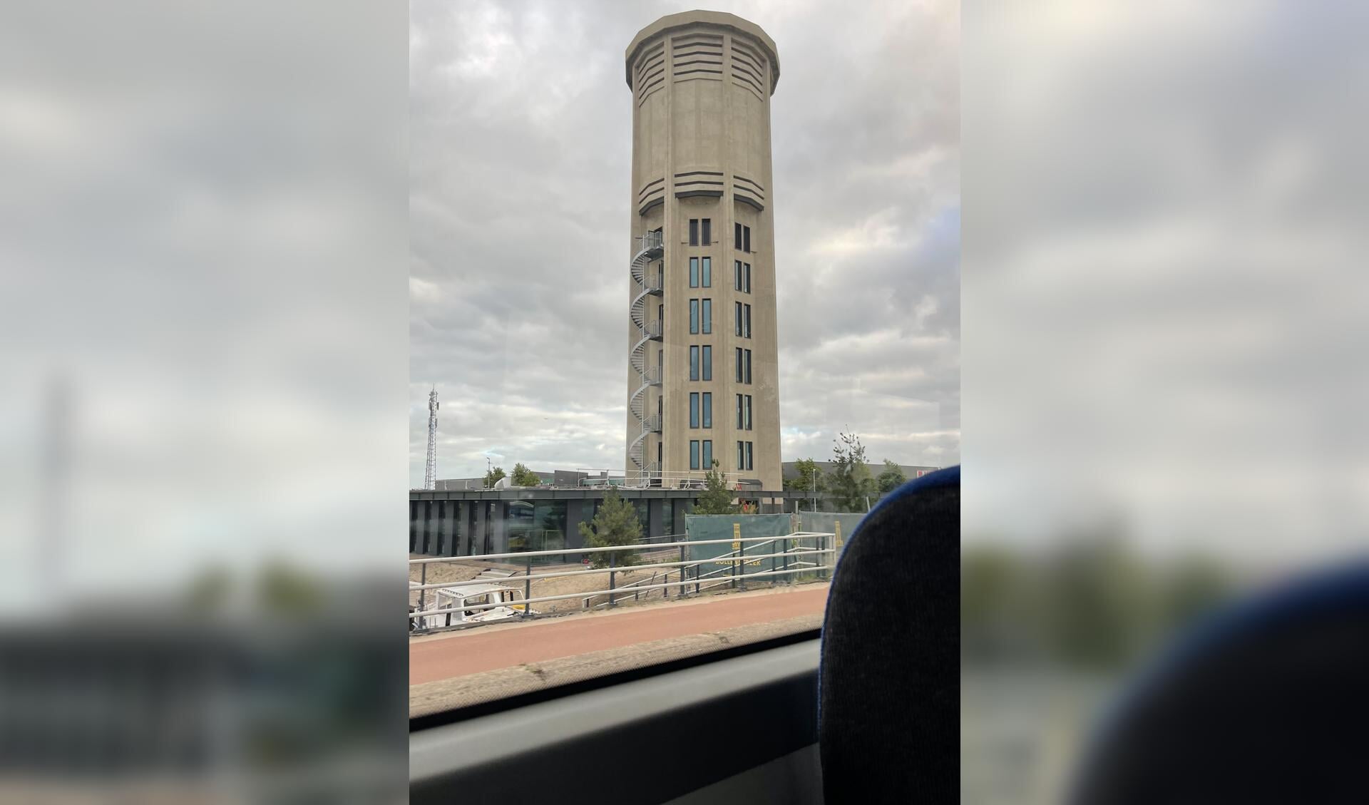 De watertoren, gezien vanuit de bus.