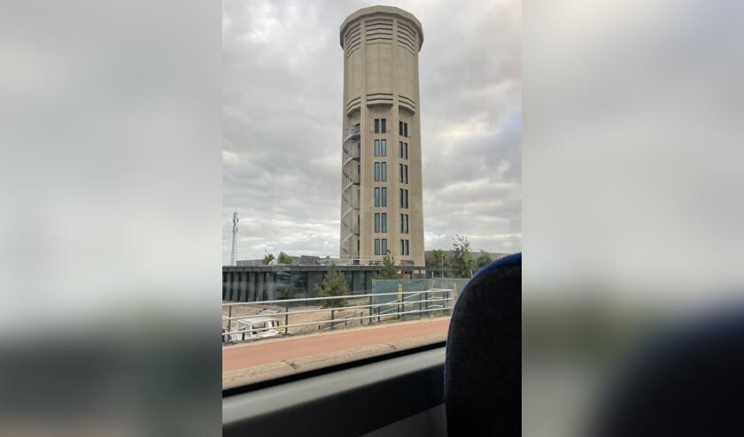 <p>De watertoren, gezien vanuit de bus.</p>  
