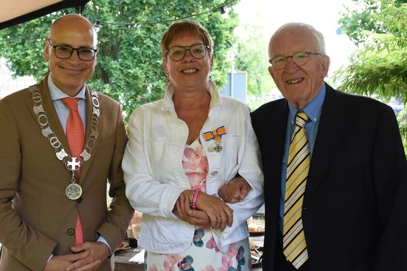 <p>Margriet Smeets samen met lintjes-aanvrager Wout de Bruijne en burgemeester Emile Jaensch.</p>  