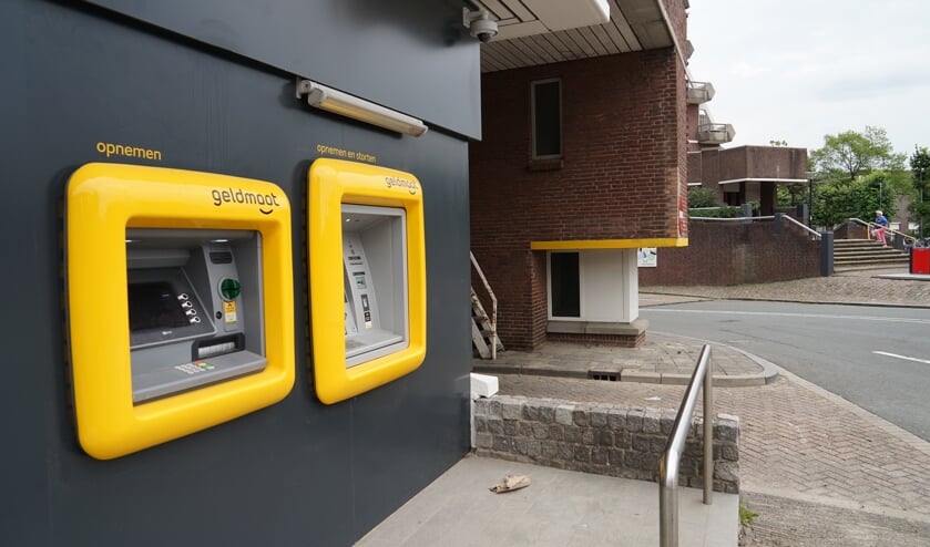 De gele Geldmaat automaten naast de entree van de parkeergarage van Winkelhof zijn nu operationeel.