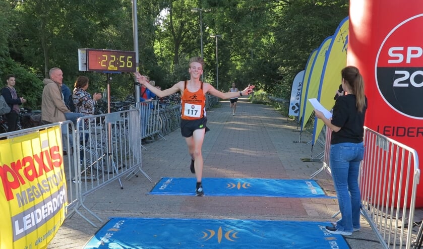 <p>Igor Ouwerkerk, de winnaar van de 6,6 kilometer, komt over de streep.&nbsp;</p>  