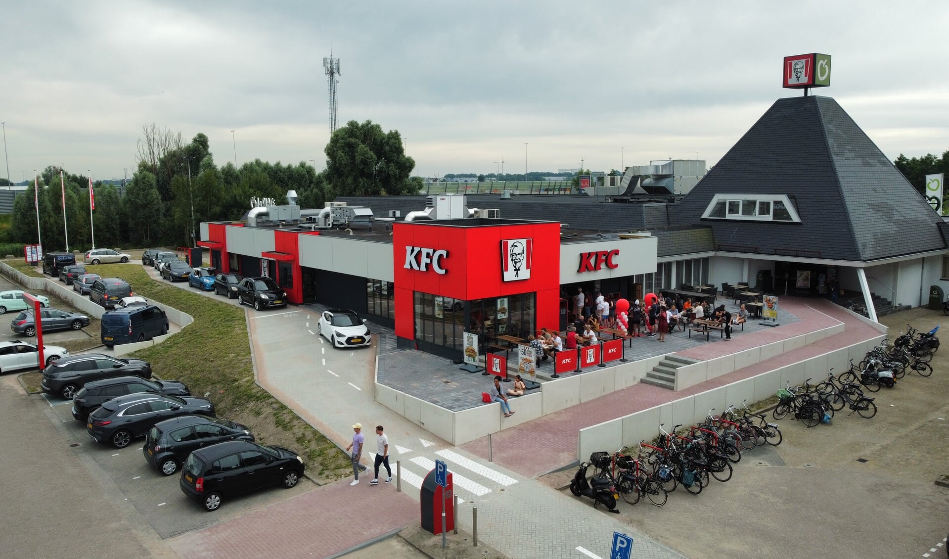 Het was dinsdagmiddag meteen al druk bij de gloednieuwe Leiderdorpse KFC, de eerste vestiging in de Leidse regio. 