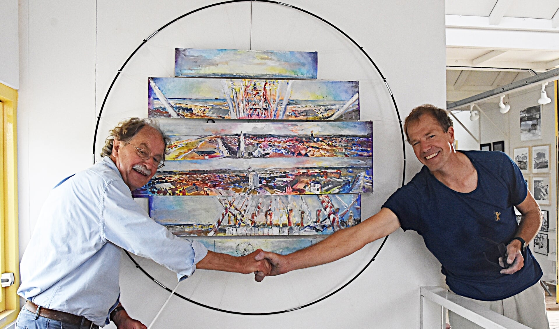 Voorzitter Jack Vlieland en kunstenaar Jacob Kerssemakers bij het resultaat.
